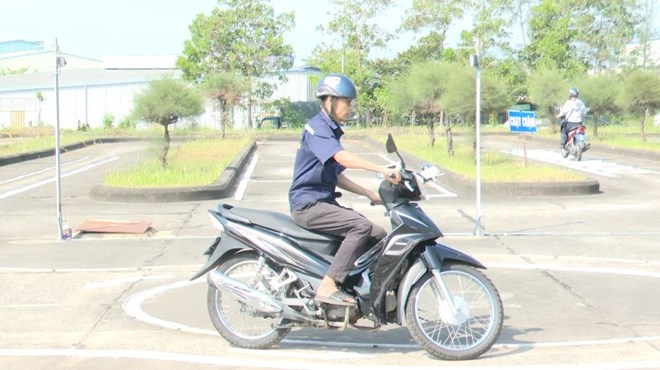 Instalacion de entrenamiento de conduccion en moto. Foto: Tran Thi