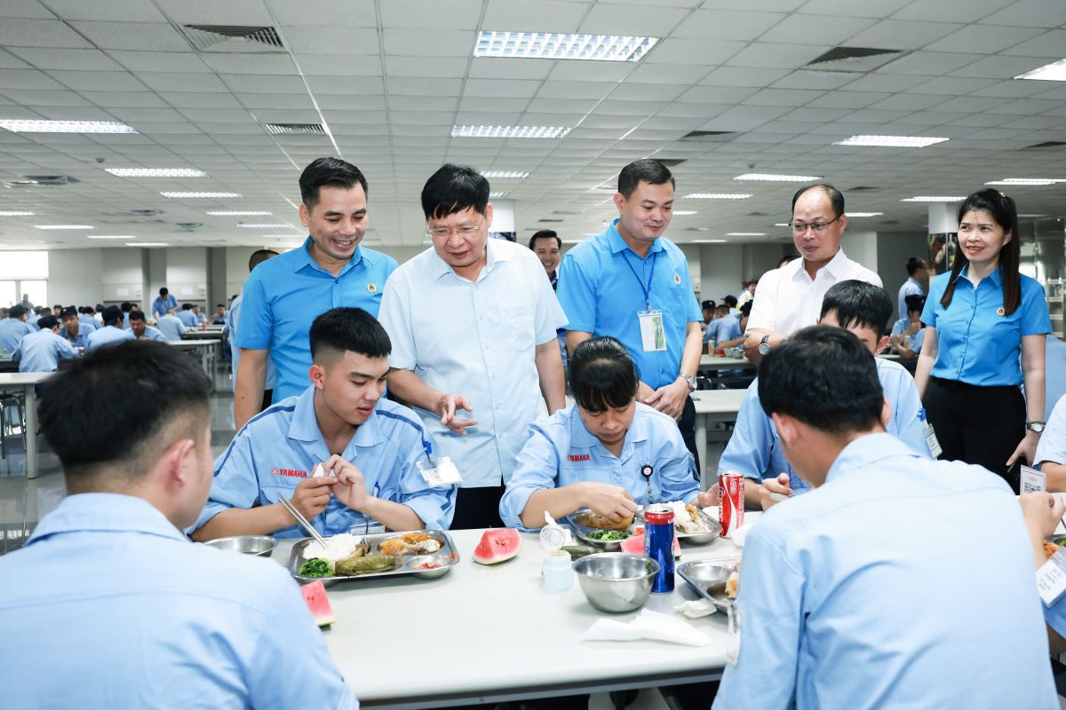 베트남 노동총연맹 부위원장 Phan Van Anh 씨와 하노이시 노동연맹 지도부가 베트남 야마하 모터 유한회사 노동자들과 교류하고 있습니다. 사진: Hai Nguyen