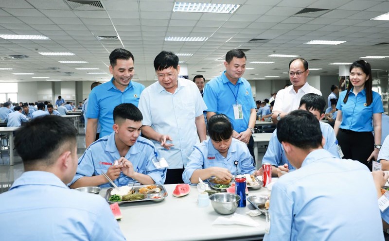 Vice President of the Vietnam General Confederation of Labor Phan Van Anh and leaders of the Hanoi City Labor Federation discussed with workers at Yamaha Motor Vietnam Co., Ltd. Photo: Hai Nguyen