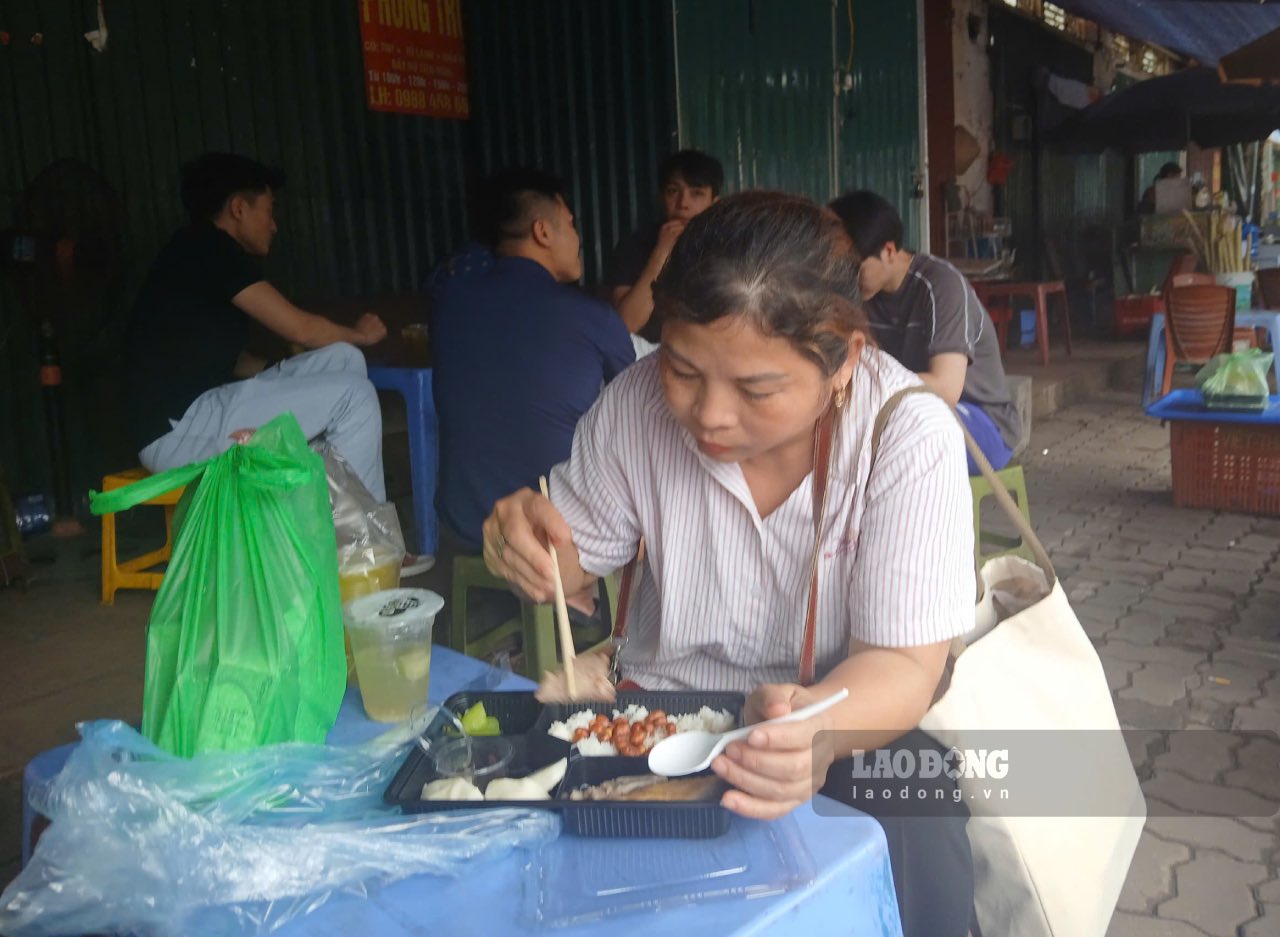 Chi Hien dung bua com 0 dong. Anh: Thanh Nhan