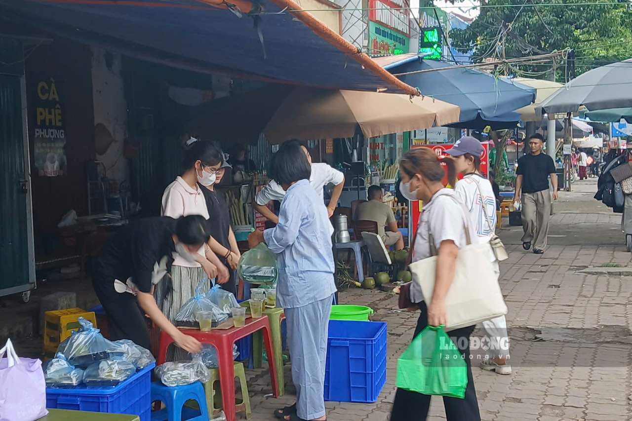 Nhung suat com 0 dong duoc trao tan tay den voi nguoi benh. Anh: Thanh Nhan