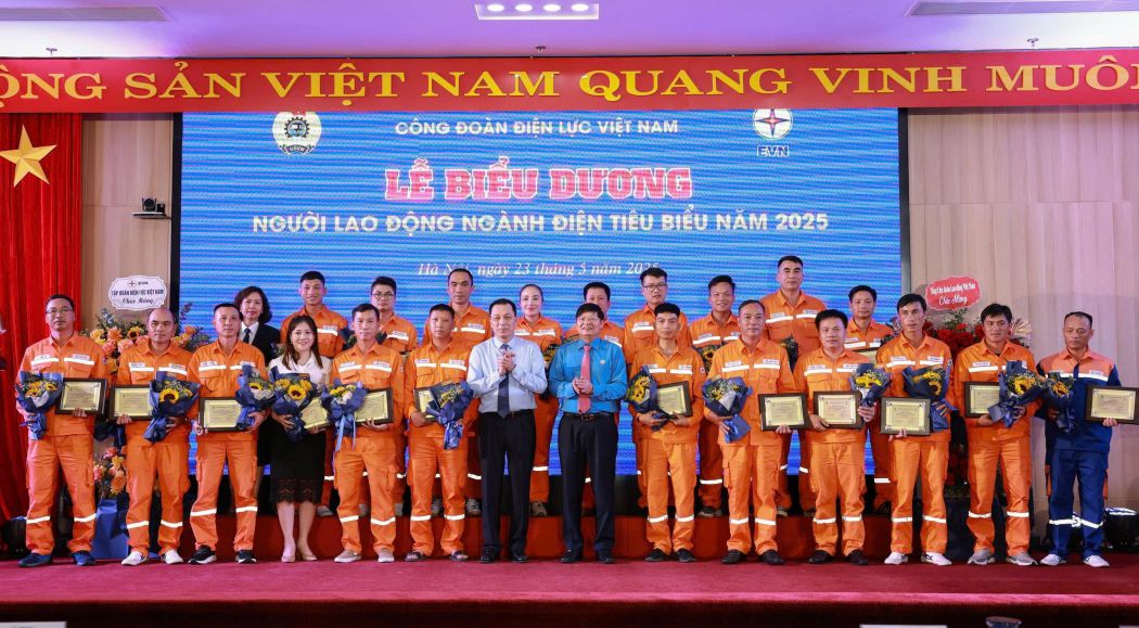 Pho chu tich Tong LDLDVN Huynh Thanh Xuan du Le phat dong Thang Hanh dong ve an toan, ve sinh lao dong va Thang Cong nhan nam 2025. Anh: Hai Nguyen