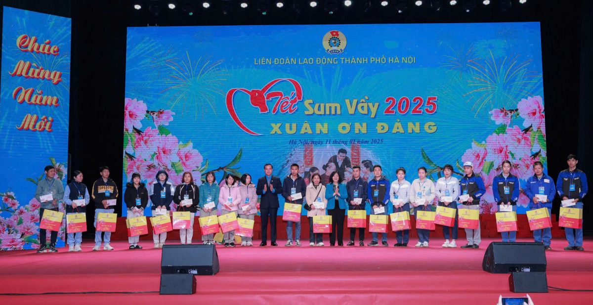 부이 티 민 호아이(Bui Thi Minh Hoai) 하노이시 당위원회 서기장과 응우옌 딘 캉(Nguyen Dinh Khang) 베트남 노동총연맹 중앙위원회 위원장이 하노이시 노동연맹이 주최한GIS 뗏(Tet Sum vay) - 쑤언 응우옌당(Xuan on Dang2) 프로그램에서 간부 간부 간부 노동자들에게 설 선물을 전달하고 있습니다. 사진: 하이 응우옌(Hai Nguyen)