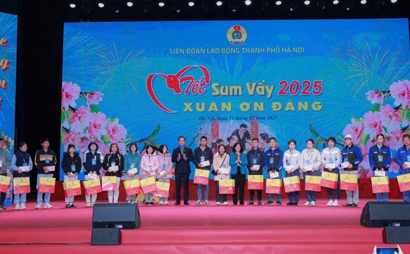 Politburo member, Secretary of the Hanoi Party Committee Bui Thi Minh Hoai and Party Central Committee member, President of the Vietnam General Confederation of Labor Nguyen Dinh Khang presented Tet gifts to workers, civil servants, and laborers at the program "Tet Sum Vay - Xuan Ung Deng" organized by the Hanoi City Labor Federation. Photo: Hai Nguyen