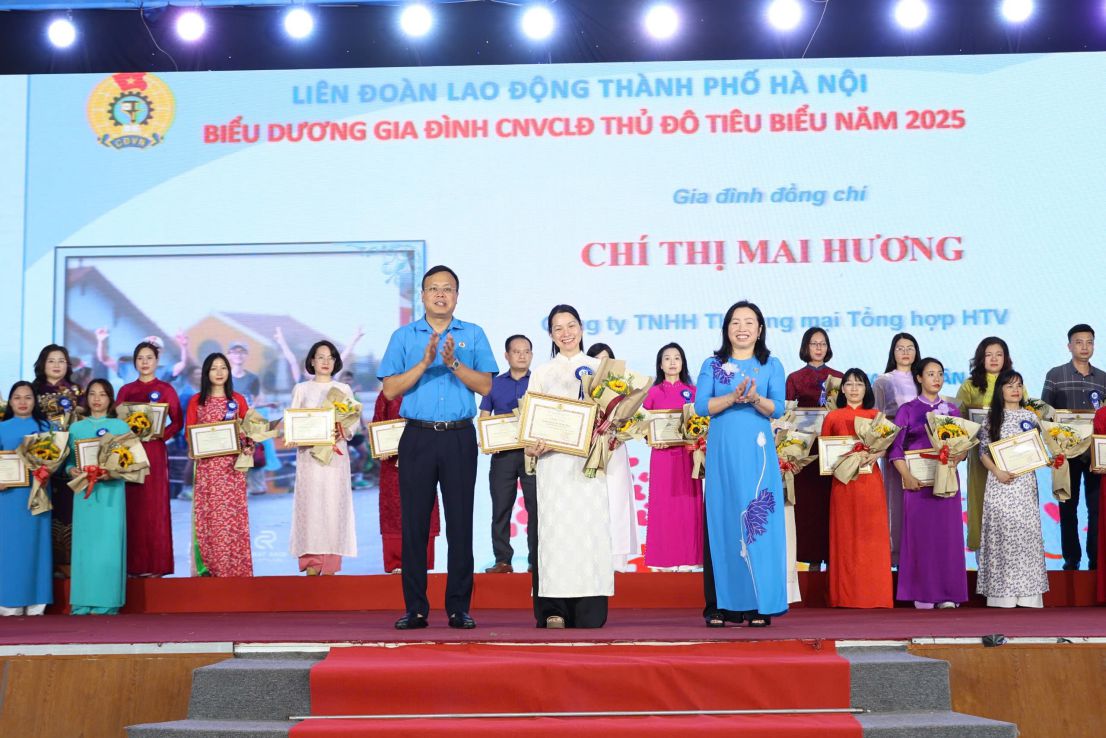 Pho Chu tich Thuong truc Tong LDLDVN Thai Thu Xuong du Le bieu duong gia dinh cong nhan, vien chuc, lao dong Thu do tieu bieu nam 2025. Anh: Manh Quan