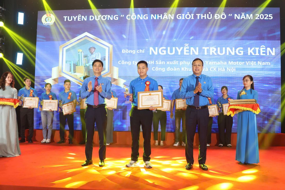 Pho Chu tich Tong LDLDVN Ngo Duy Hieu du Le tuyen duong 100 Cong nhan gioi Thu do nam 2025. Anh: Manh Quan