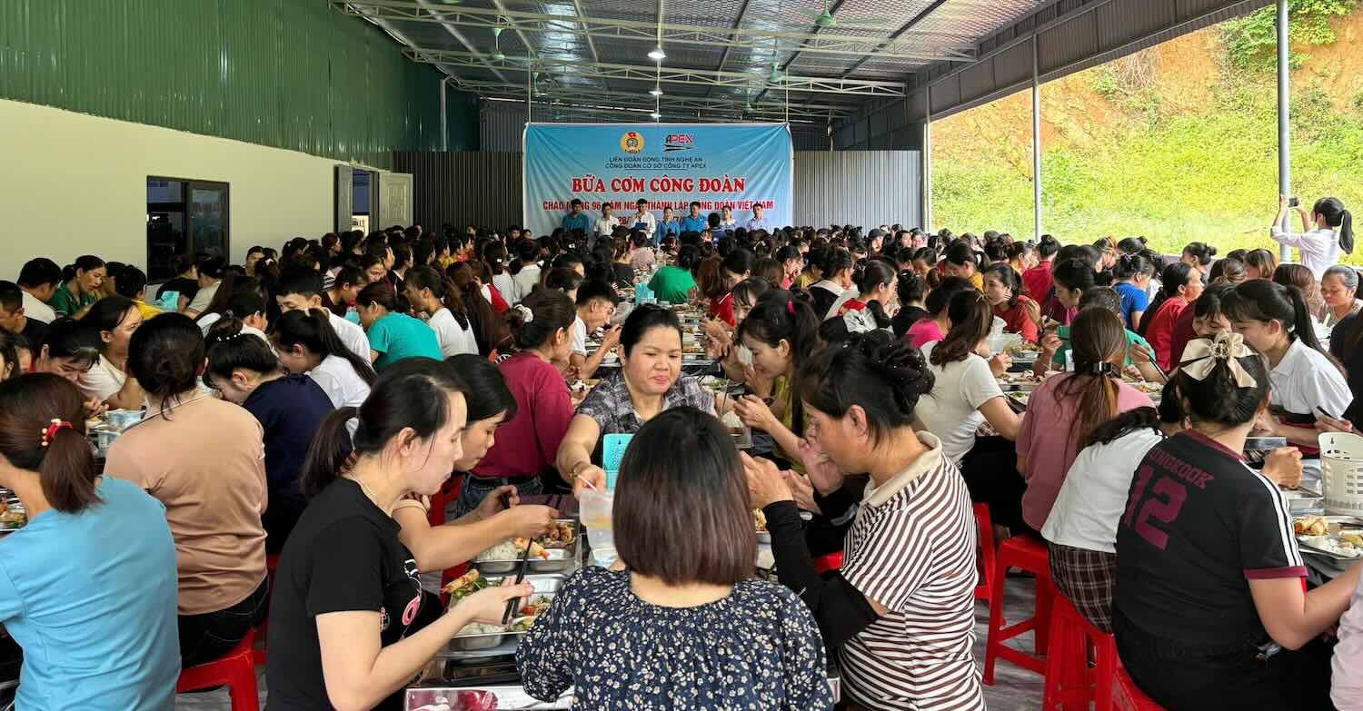 Organisation d''un repas syndical' pour les ouvriers dans 6 unites. Photo : Syndicat de Nghe An