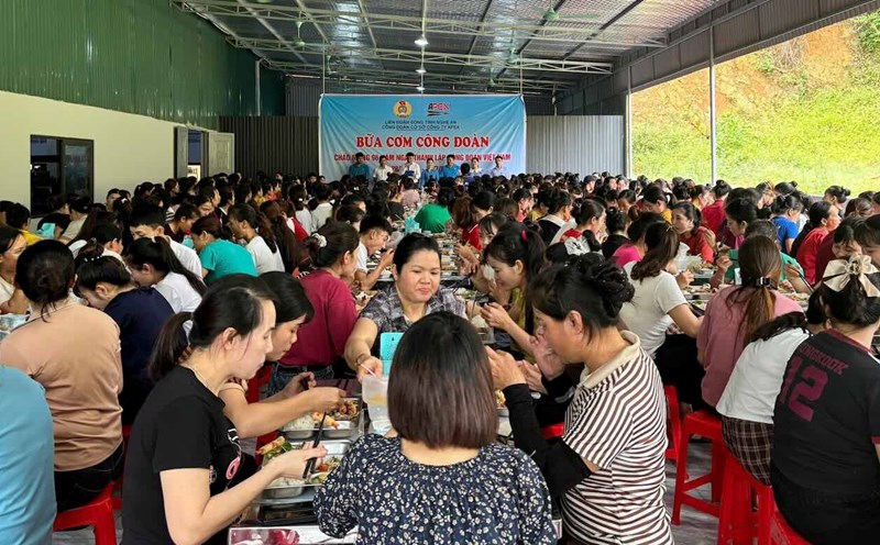 Organized "Union Meal" for workers at 6 units. Photo: Nghe An Trade Union