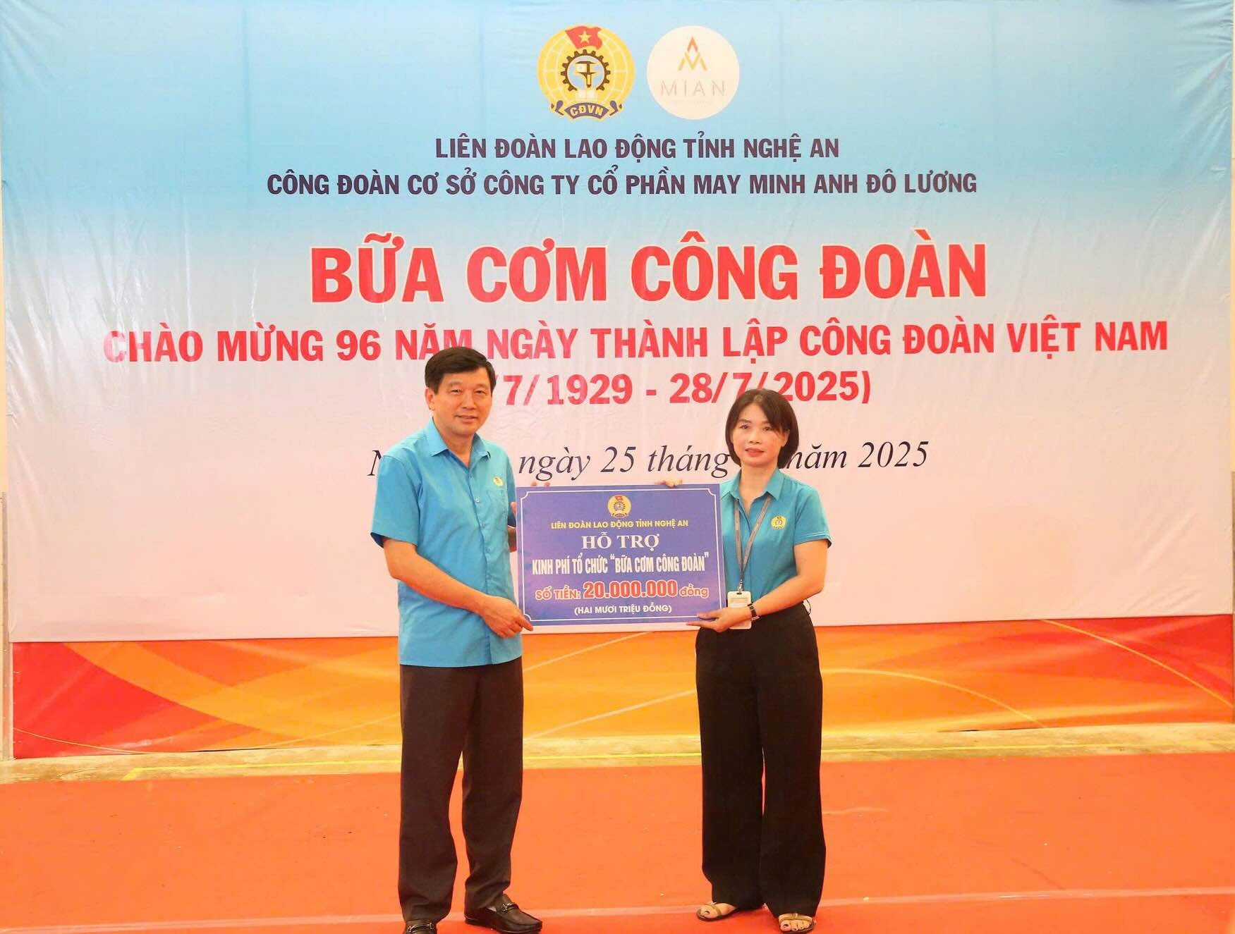 LDLD tinh Nghe An trao kinh phi ho tro “Bua com Cong doan“. Anh: Cong doan Nghe An