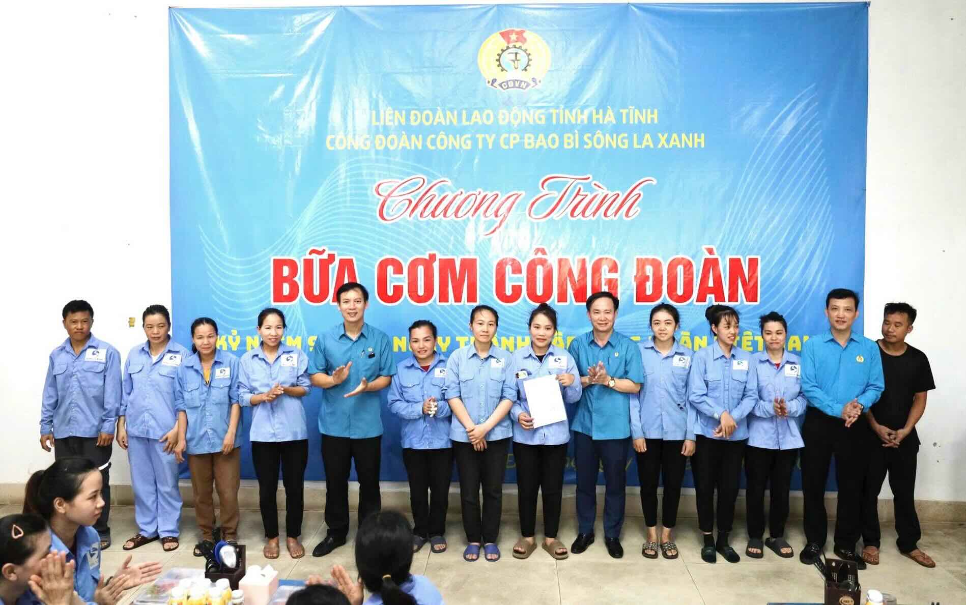 To chuc ket nap 15 doan vien moi va trao tang 9 suat qua cho nguoi lao dong. Anh: Cong doan Ha Tinh