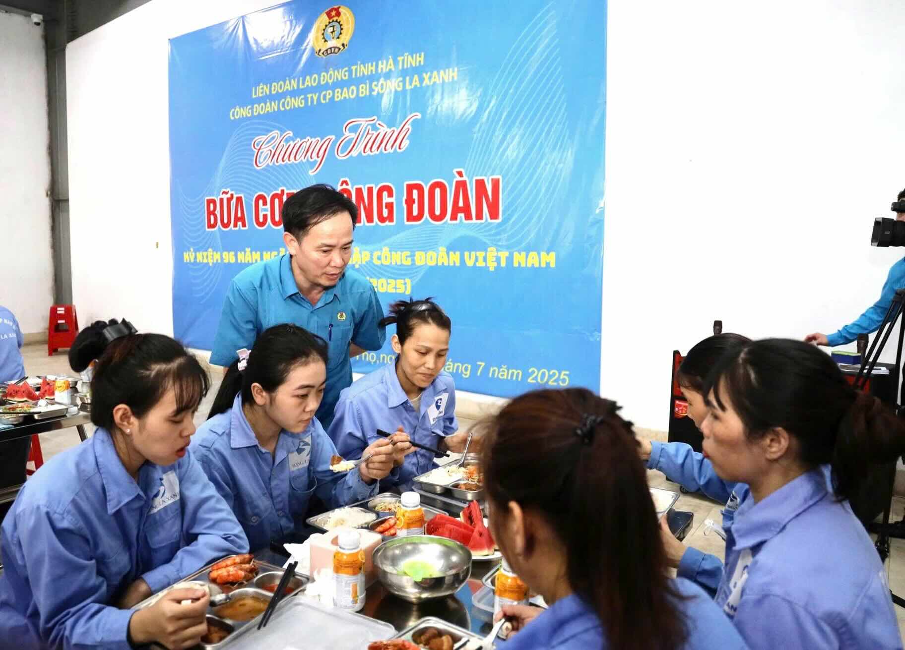 「労働組合の食事会」に参加する組合員、労働者。写真:ハティン労働組合