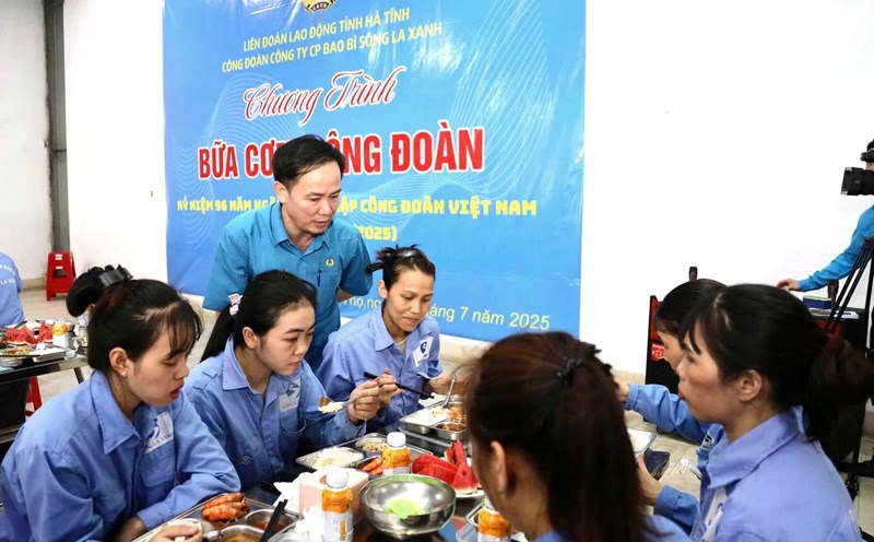 Union members and workers attended the "Union Meal". Photo: Ha Tinh Trade Union