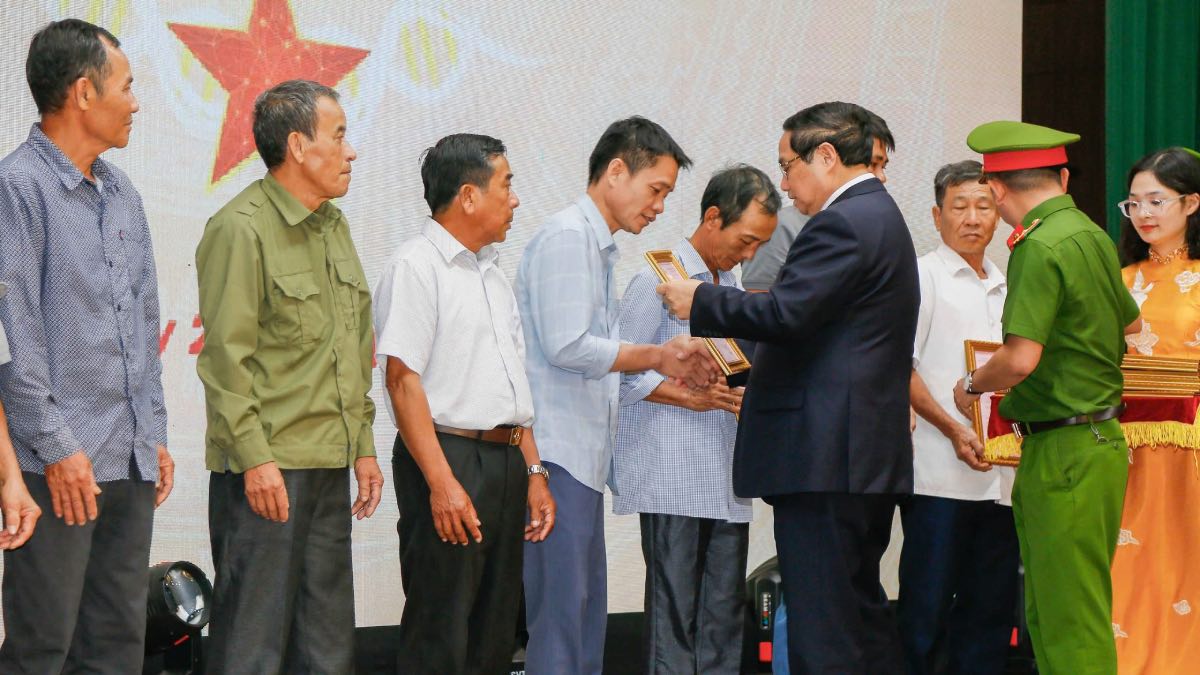 Thu tuong Chinh phu trao Quyet dinh ve viec xac dinh hai cot liet si con thieu thong tin cho dai dien cac gia dinh liet si. Anh: Huong Nha