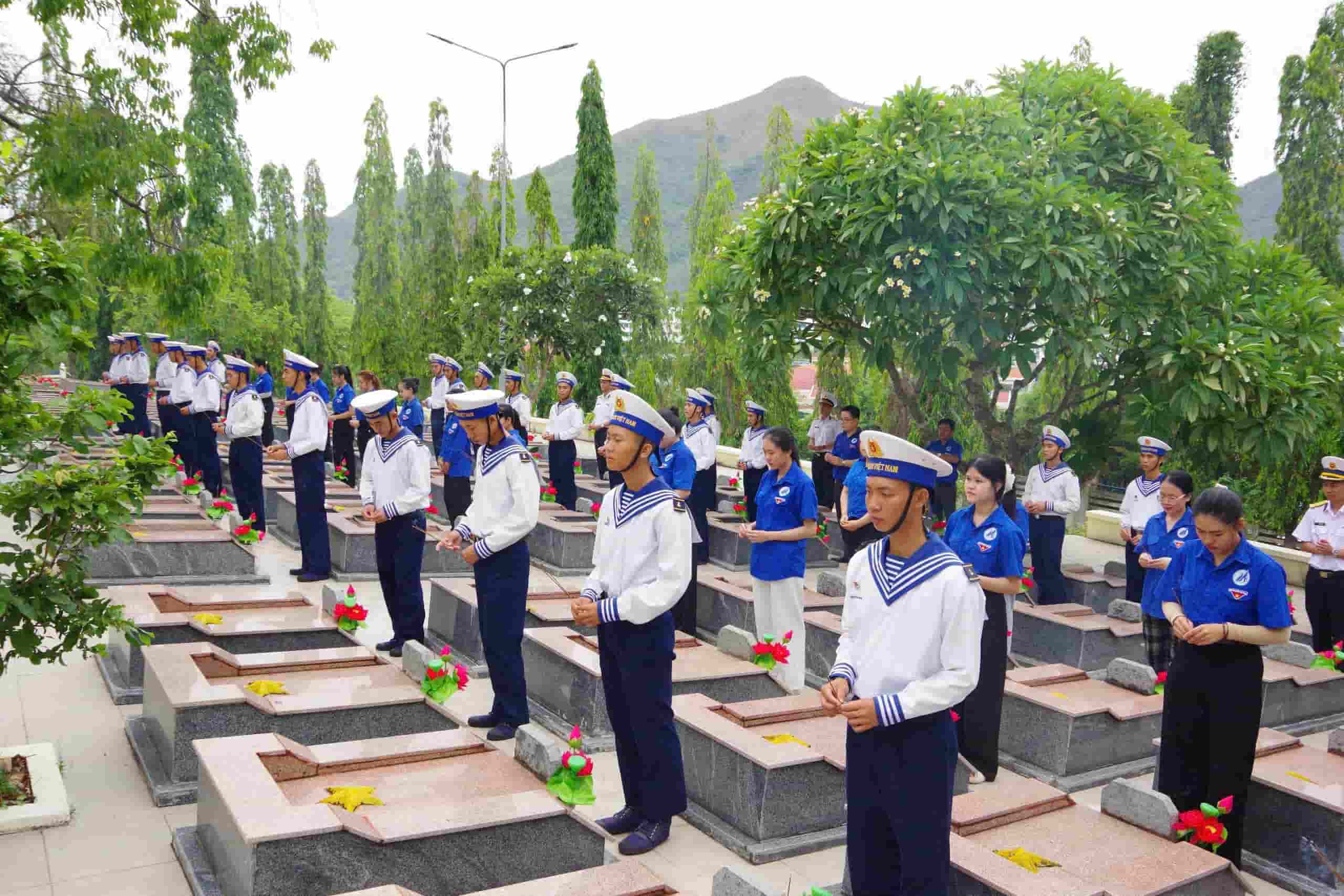 Union members and young people offer incense and flowers to pay tribute to martyrs at Hon Dung martyrs cemetery. Photo: Tien Ngo