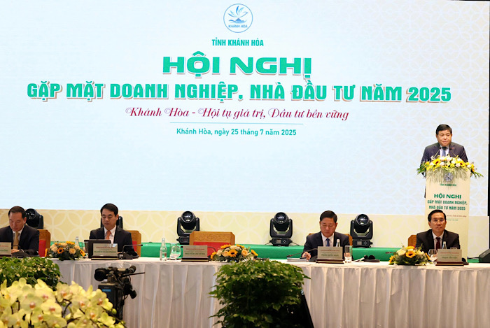 Nguyen Chi Dung 씨 당 중앙위원회 위원 부총리가 회의에 참석했습니다. 사진: Phuong Linh