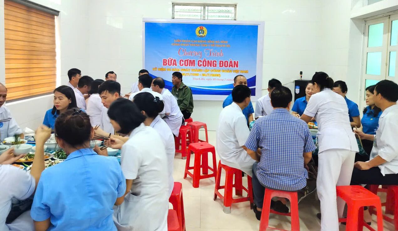« Dîner du syndicat » pour plus de 50 membres du syndicat et travailleurs du centre medical de Thach Ha. Photo : Syndicat de Ha Tinh