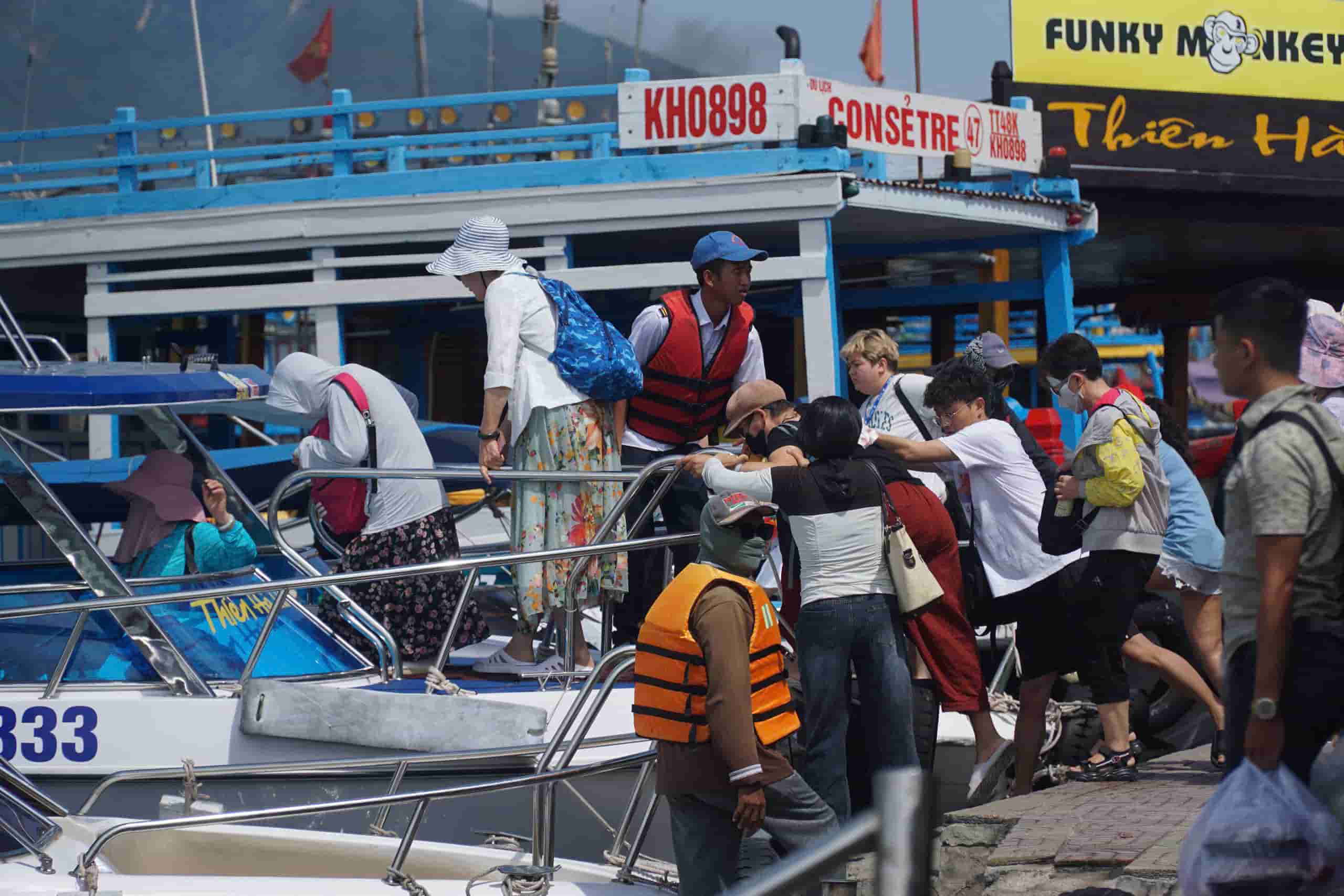 Khanh Hoa dio la bienvenida a mas de 10.8 millones de visitantes en 7 meses de 2025. Foto: Binh Quy