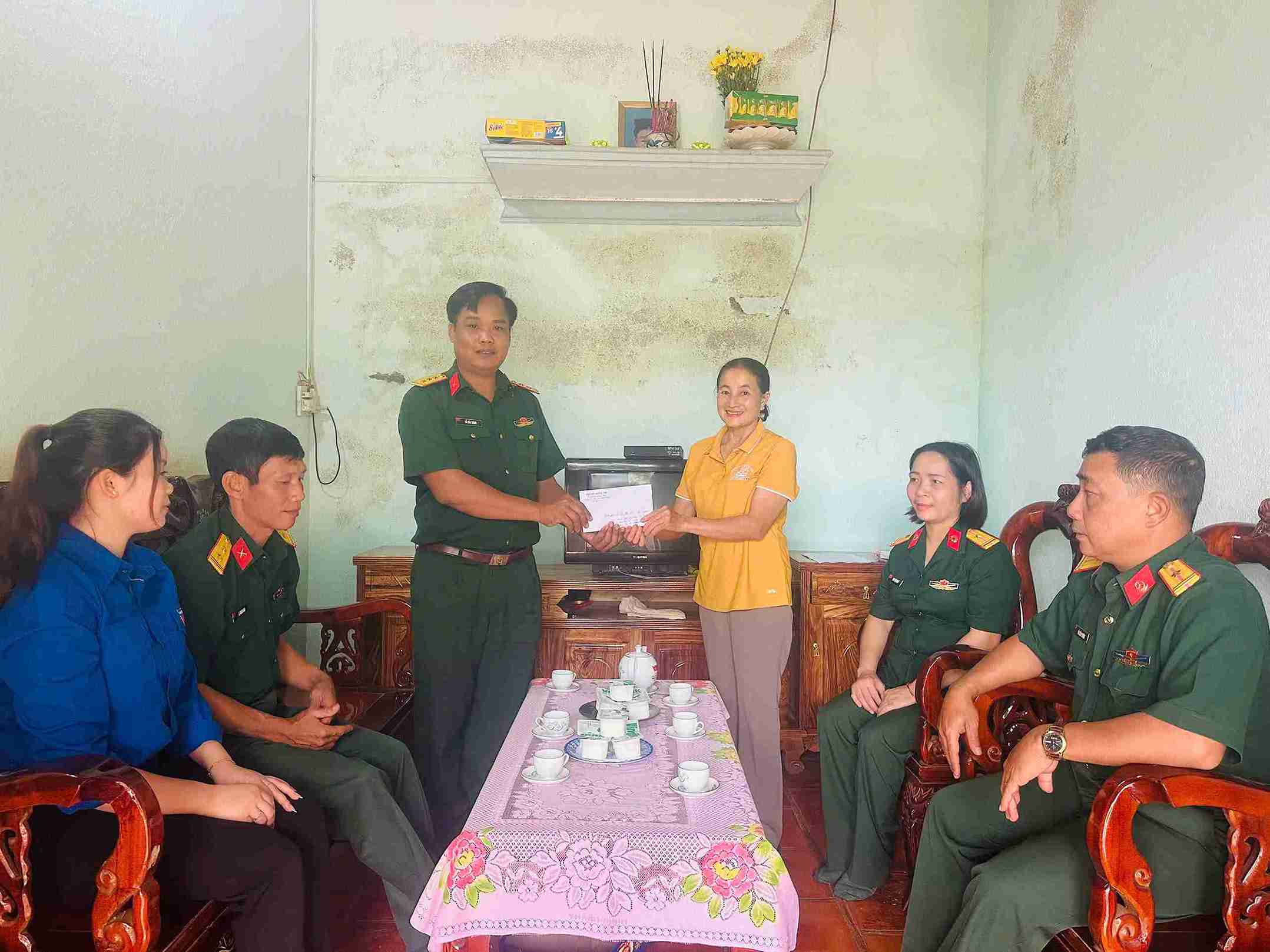 Lieutenant Colonel Do Van Trang - Party Committee Secretary, Political Commissar of Regiment 726 and the working delegation visited and presented gifts to policy families who have contributed to the revolution. Photo: Hong Tham