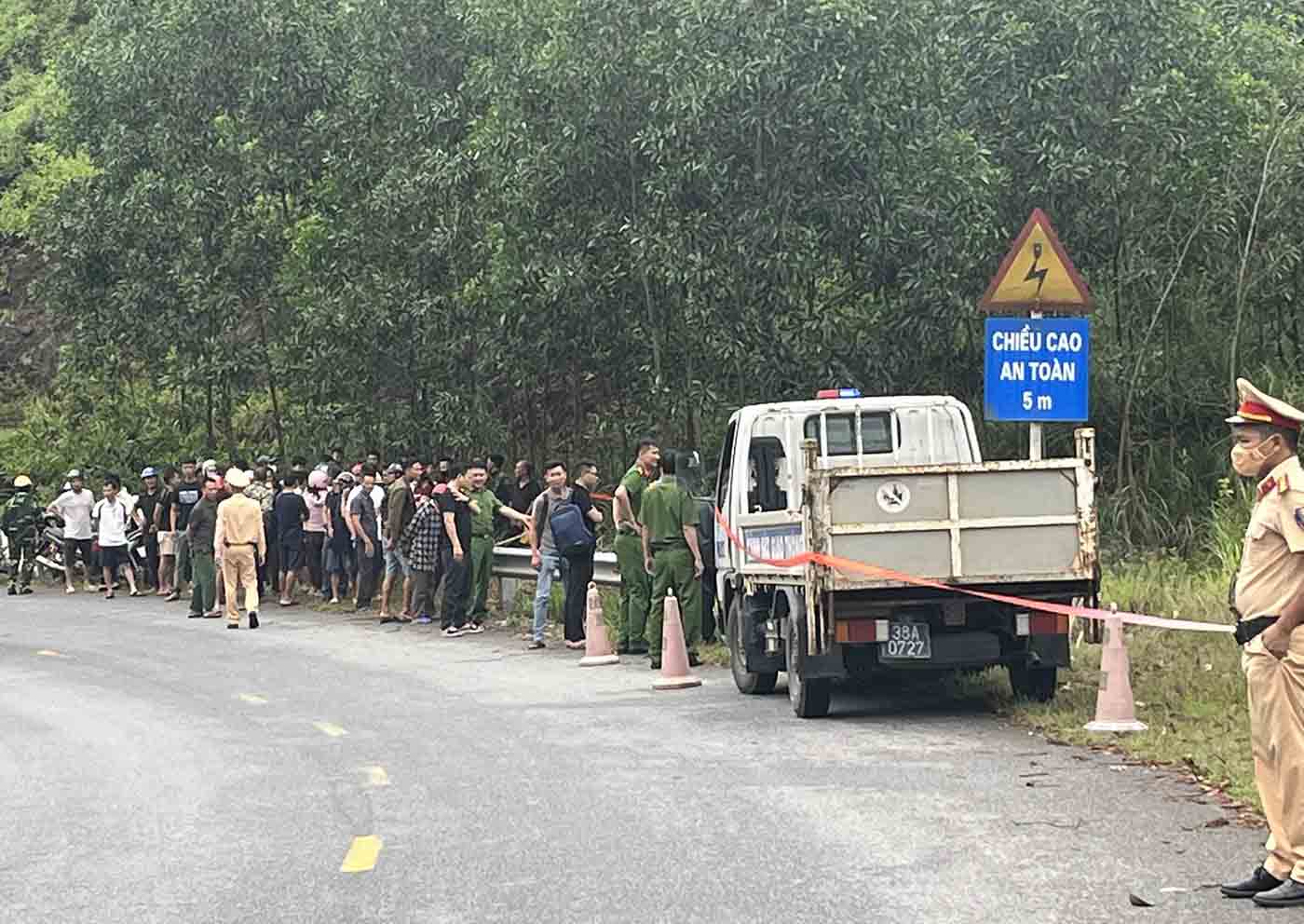 Scene ou le corps d'un homme a ete decouvert au bord de la route. Photo : Quang Tuan.