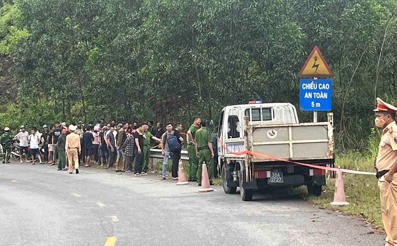 The scene where the male body was found on the side of the road. Photo: Quang Tuan.