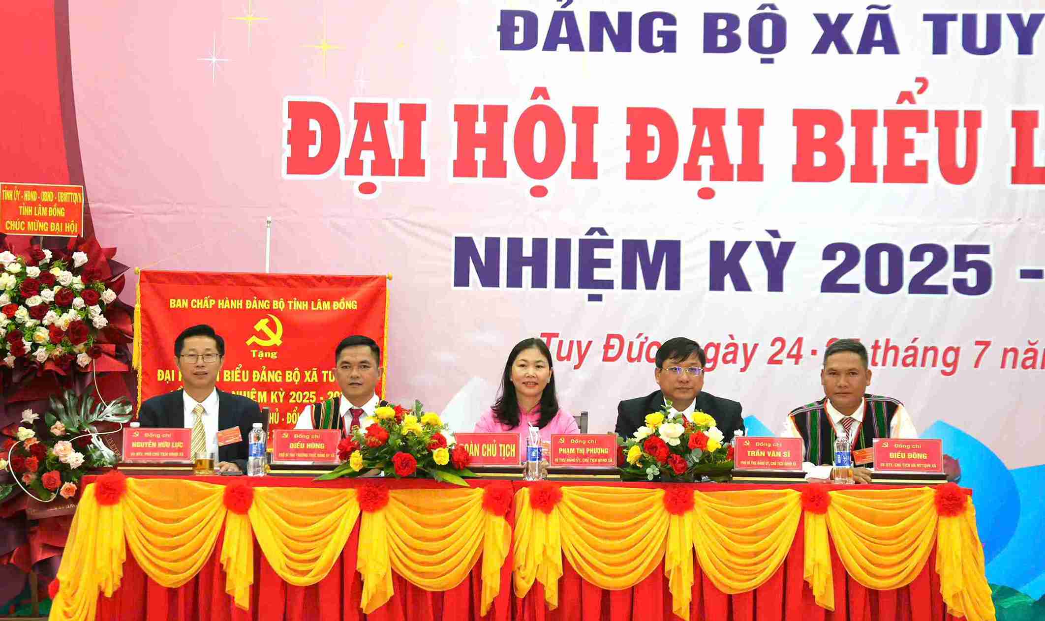 In the coming term, the Party Committee, government and people of Tuy Duc commune set a goal of building a rich and strong homeland with strong national identity. Photo: Sao Mai