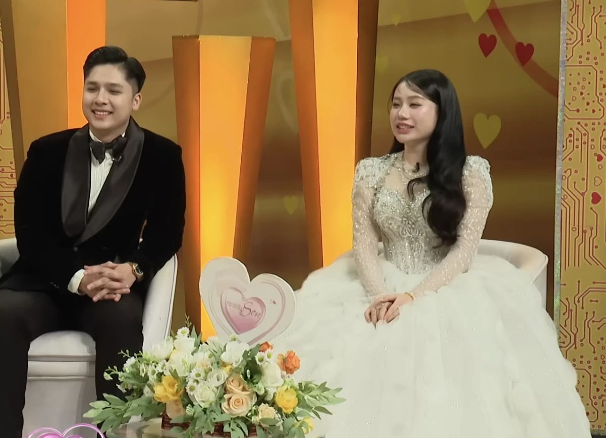 Minh Thu is a daughter-in-law from the West who was once given gold and money by her biological mother, causing a stir. Photo: MCV.