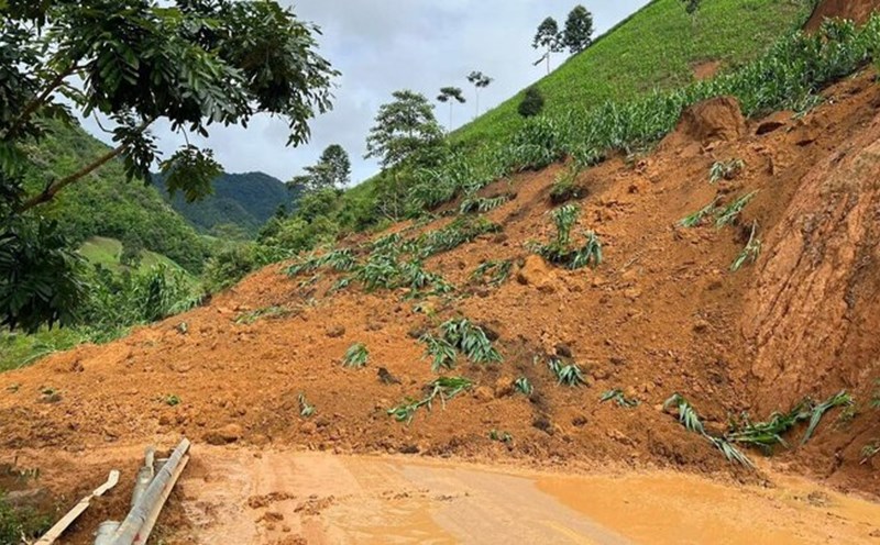 The scene of the landslide on National Highway 4G through Ta Co Lake, Sop Cop Commune. Photo: Provided by the people