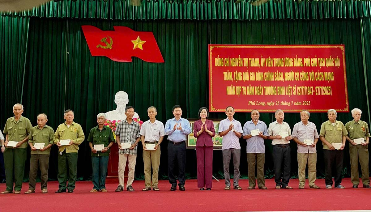 Vice Chairwoman of the National Assembly Nguyen Thi Thanh visited and presented gifts in Ninh Binh province. Photo: Dieu Anh