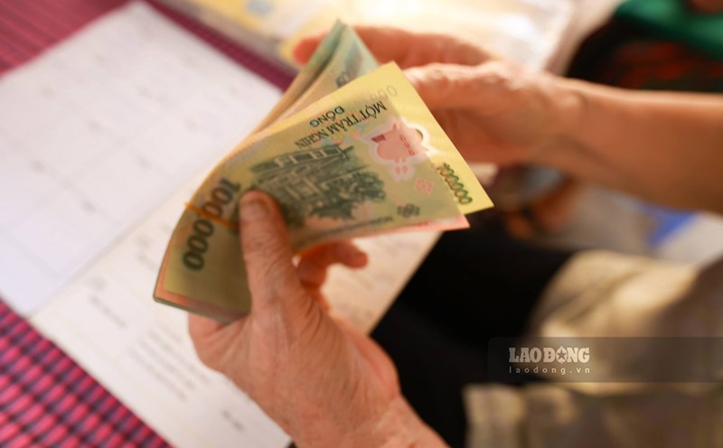 Vietnam Social Insurance informs about the payment of pensions and social insurance benefits when operating local governments at 2 levels. Photo: Hai Nguyen