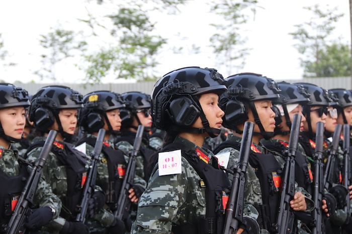 Des milliers de soldats s'entraînent avec acharnement sur le terrain. Photo : Nguyen Linh