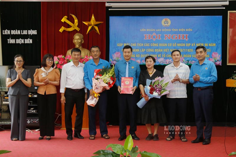 디엔비엔성 노동총연맹은 디엔비엔푸 phuong 노동조합 설립 결정을 수여했습니다. 사진: 꽝 닷