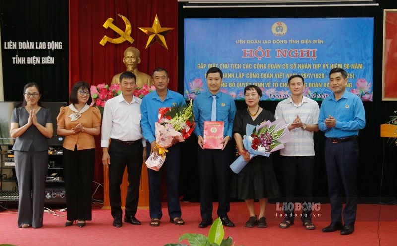 Dien Bien Provincial Labor Federation presented the decision to establish Dien Bien Phu Ward Trade Union. Photo: Quang Dat