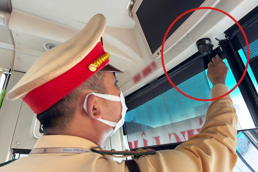 extracting cameras of 6 passenger cars, Traffic Police discovered 4 drivers using phones while driving