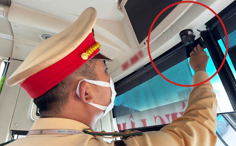 extracting cameras of 6 passenger cars, Traffic Police discovered 4 drivers using phones while driving