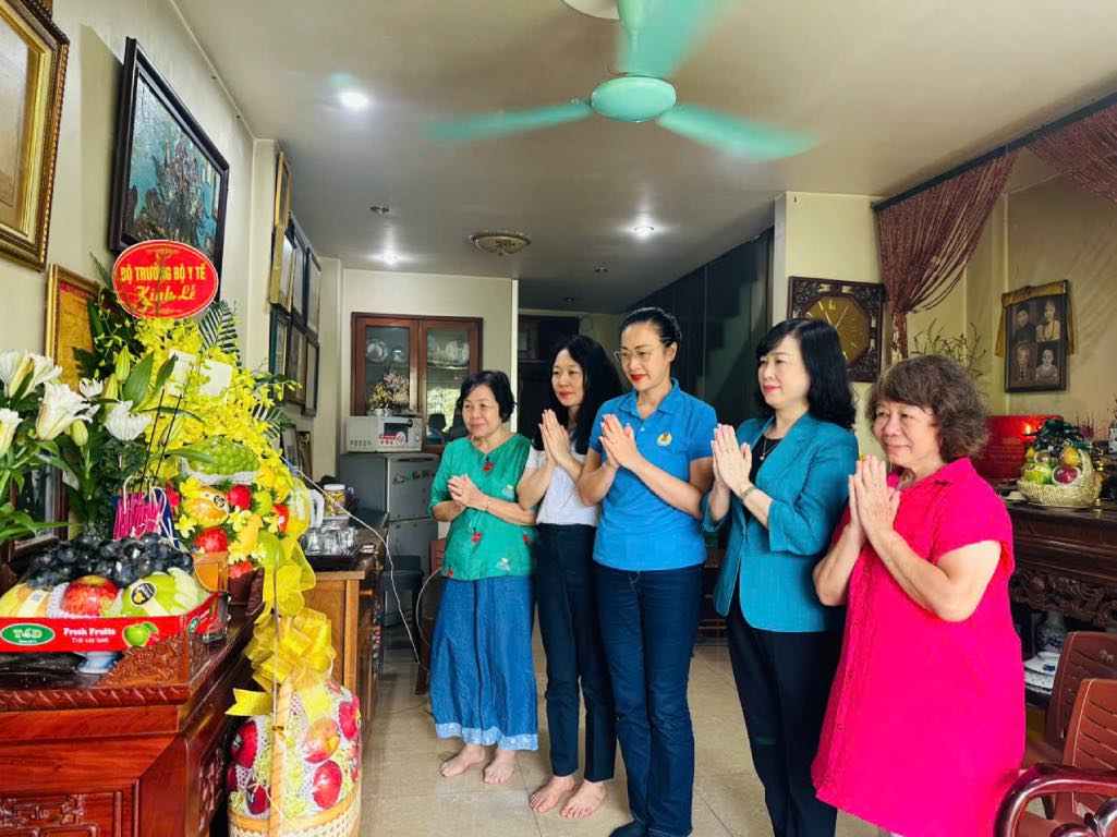 순국선열 - 의사 Dang Thuy Tram을 추모하기 위해 향을 피우는 대표단. 사진: Nguyen Tham