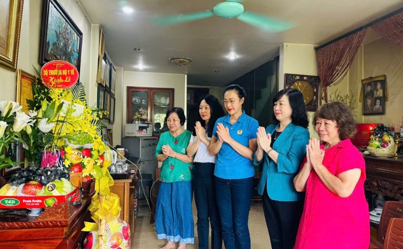 The delegation offered incense to commemorate the martyr - doctor Dang Thuy Tram. Photo: Nguyen Tham
