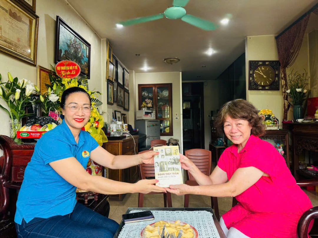 Gia dinh liet si  - bac si Dang Thuy Tram tang ba Pham Thanh Binh - Chu tich Cong doan Y te Viet Nam cuon sach  “Dang Thuy Tram va cuon nhat ky thu ba”. Anh: Nguyen Tham 