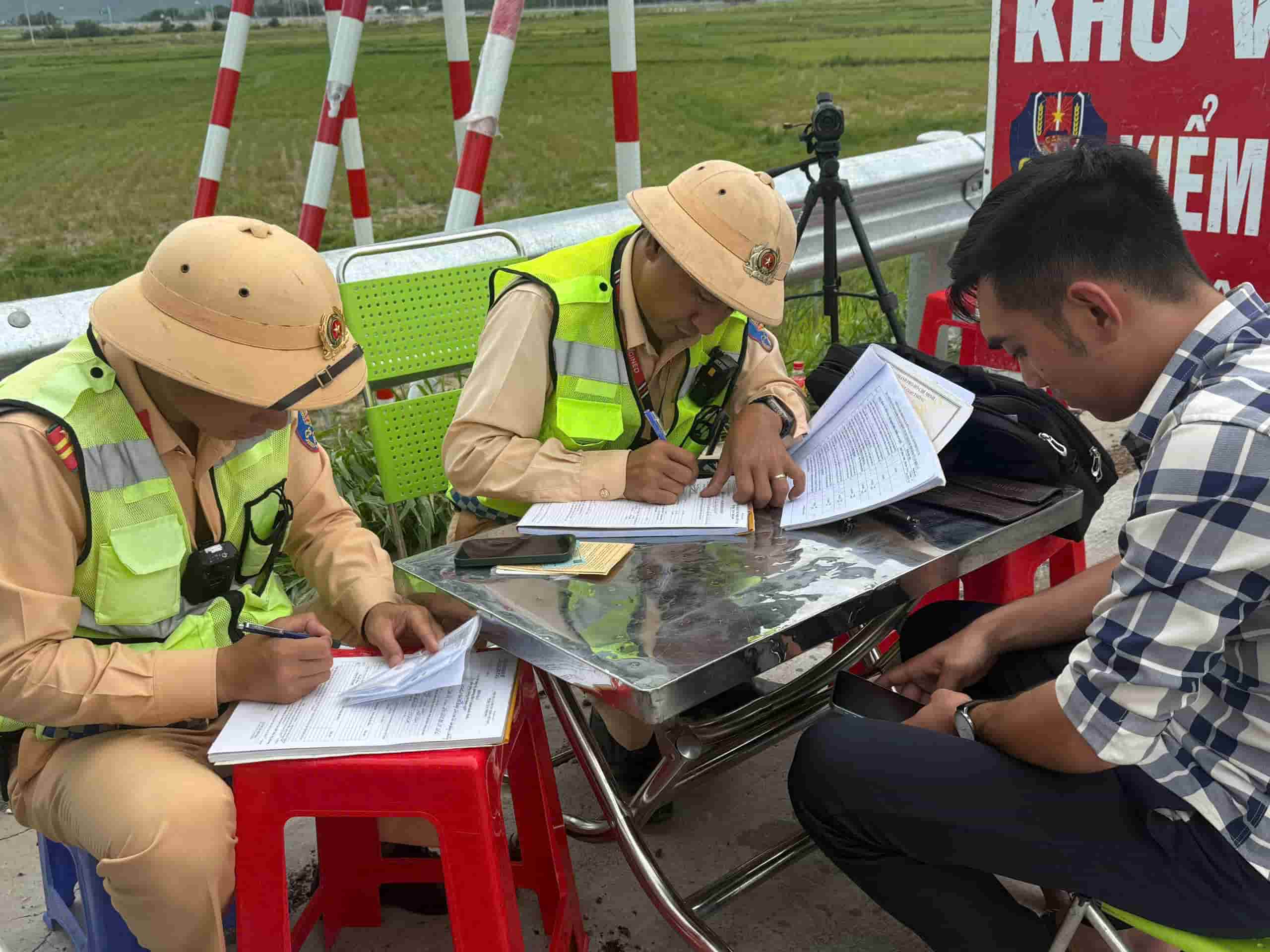 Le chauffeur a ete sanctionne par la police de la circulation a hauteur de 19 millions de VND pour avoir conduit un autocar de 29 places alors qu'il n'avait qu'un permis B2. Photo : Police de la circulation routiere sur l'autoroute n° 6