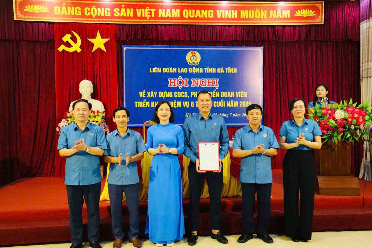 Ha Tinh성 노동총연맹 산하 중앙 기초 노동조합 그룹 설립 발표. 사진: Ai Chi.
