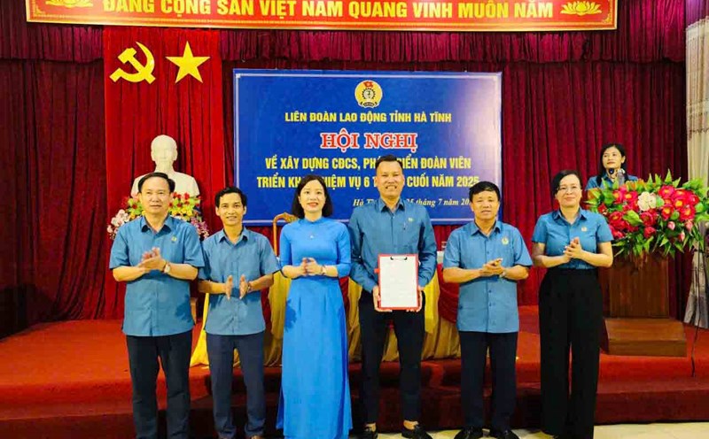 Announcing the establishment of the Central Grassroots Trade Union Cluster under the Ha Tinh Provincial Federation of Labor. Photo: Ai Chi.