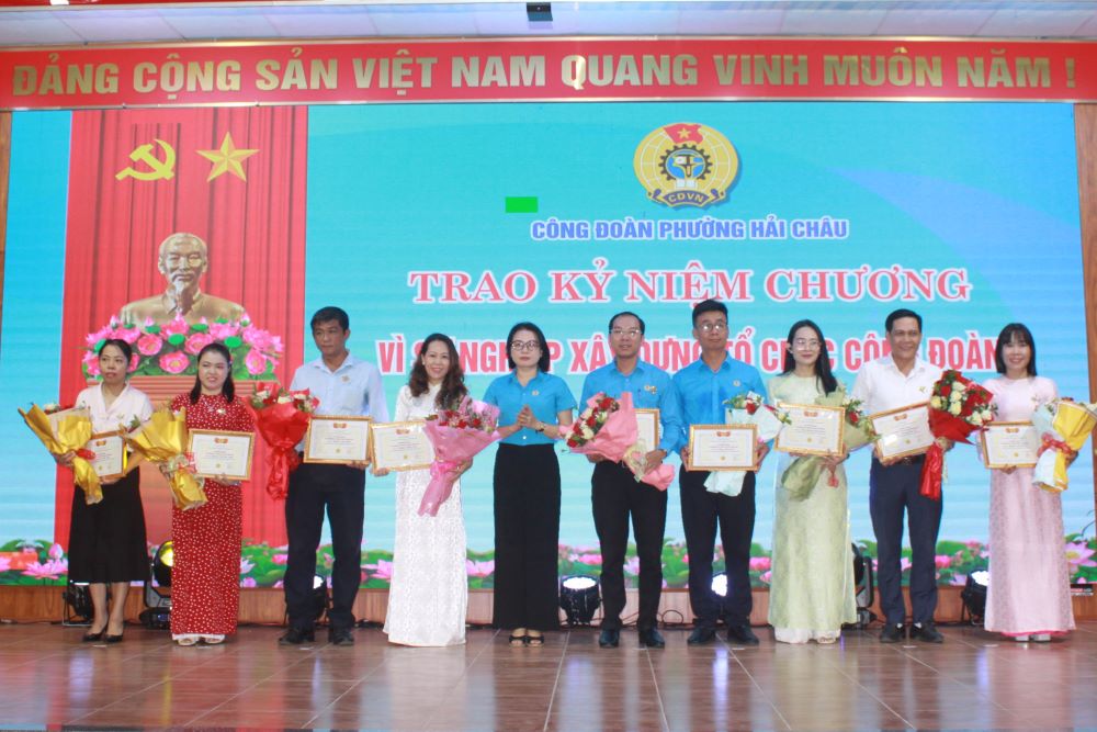  9 ca nhan thuoc LDLD quan Hai Chau cu duoc trao Ky niem chuong vi nhung dong gop ben bi voi to chuc Cong doan. Anh: Tran Thi