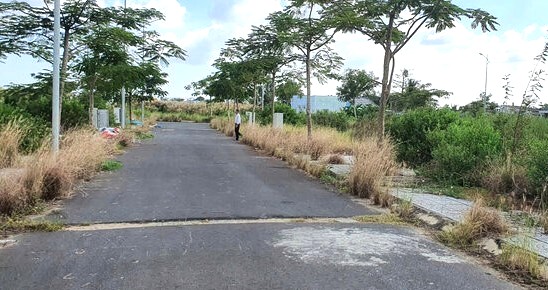 Ca Mau省ホアビン川沿い都市圏のインフラは2年以上完成していますが、道路名や土地価格表がないため、企業は販売を開始できません。写真:ニャット・ホア