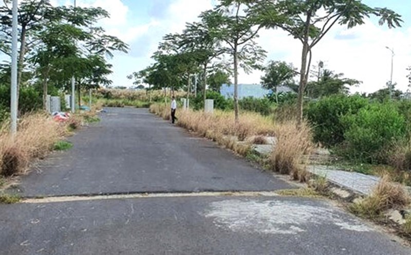 The infrastructure of the Hoa Binh Riverside Urban Area, Ca Mau has been completed for more than 2 years, but there is no road name or land price list, so businesses cannot open for sale. Photo: Nhat Ho