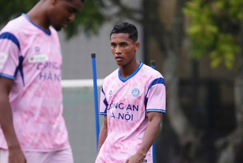 Overseas Vietnamese player Adou Minh joined Hanoi Police. Photo: CAHN