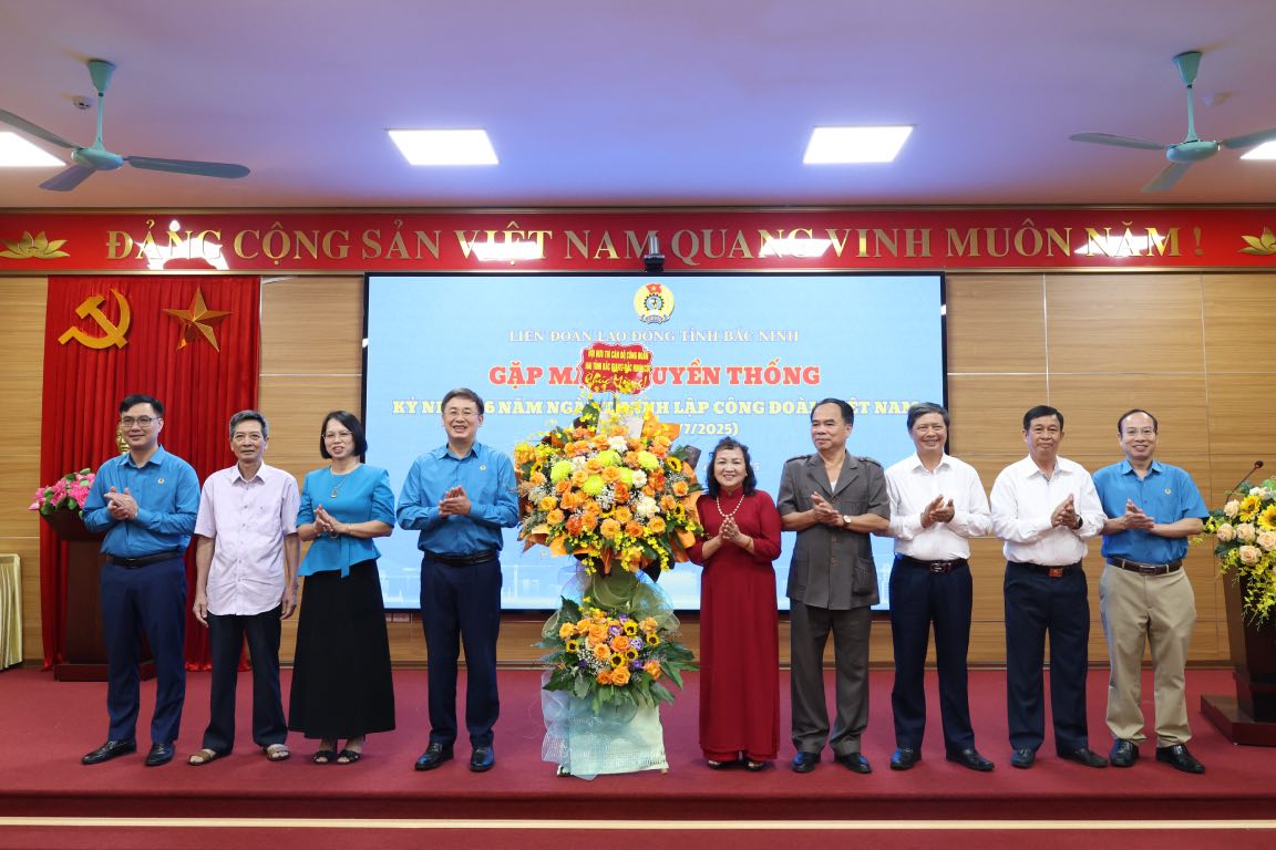 박닌(Bac Ninh) 박장(Bac Giang)(구) 2개 성 노동 연맹 퇴직자 협회가 베트남 노동조합 창립 96주년을 축하하고 있습니다. 사진:  찌엔(Quat Chien)