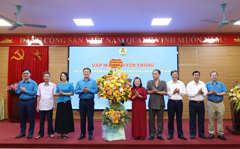 The pension funds of the Labor Federations of Bac Ninh and Bac Giang provinces (old) congratulate on the 96th anniversary of the founding of the Vietnam Trade Union. Photo: Quyet Chien