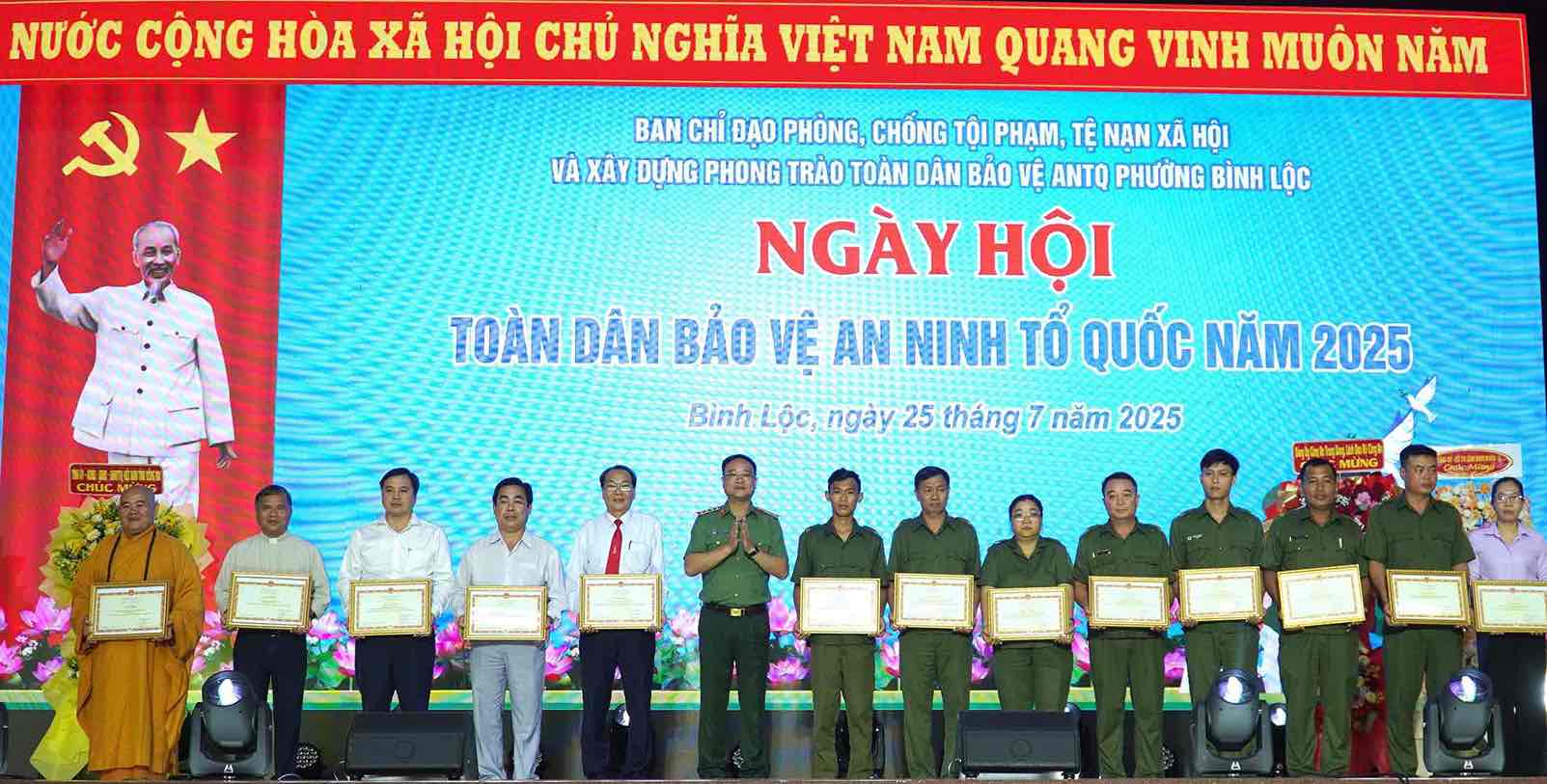 Thứ trưởng Bộ Công an Phạm Thế Tùng trao khen thưởng cho các tập thể, cá nhân có thành tích xuất sắc trong phong trào Toàn dân bảo vệ an ninh Tổ quốc. Ảnh: HAC