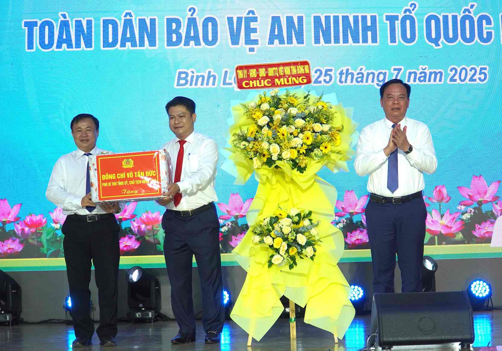 Ong Vo Tan Duc, Chu tich UBND tinh Dong Nai tang hoa chuc mung ngay hoi. Anh: HAC