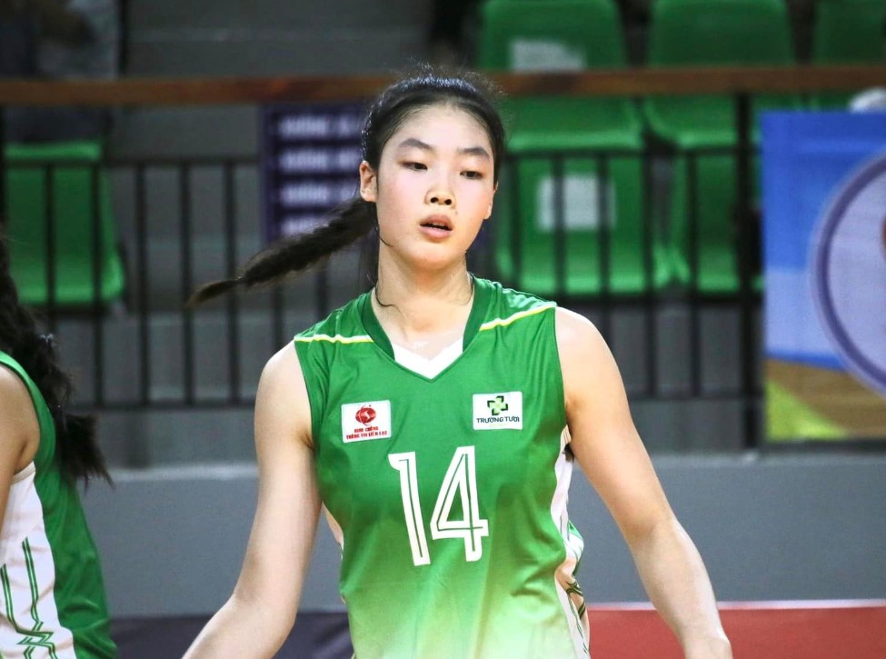 Quynh Huong trong mau ao Binh chung Thong tin. Anh: BCTT