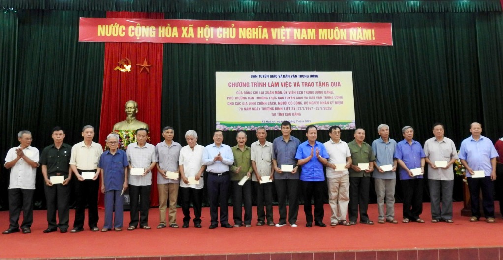 Deputy Head of the Central Propaganda and Mass Mobilization Committee Lai Xuan Mon (8th, from left) presents gifts to policy families, meritorious people, and poor households in Hoa An commune, Cao Bang province. Photo: Minh Anh